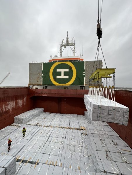 Lastrummet på Shinsung Clever fylldes med produkter från Tvärskog Timber AB.