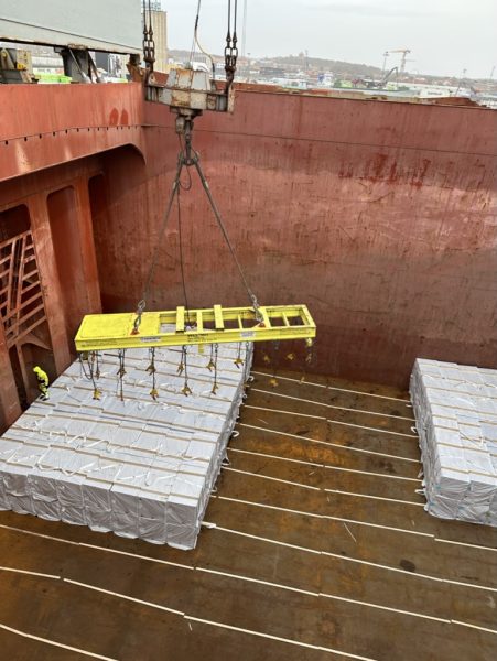 Här lastas våra reglar i Shinsung Clevers lastrum.