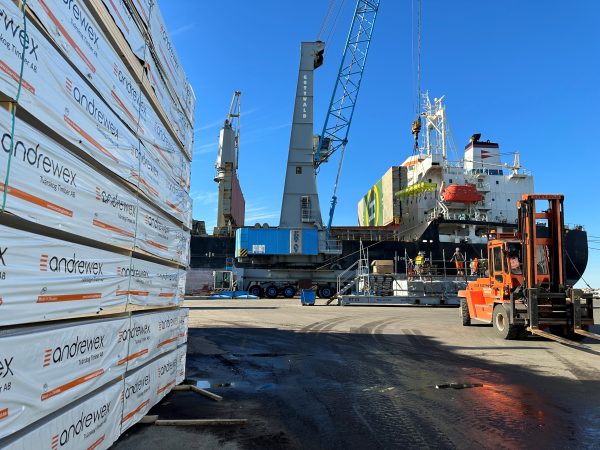 350 kubikmeter CLS-reglar lfrån Andrewex Tvärskog Timber AB lastas på Shinsung Clever för frakt till USA.