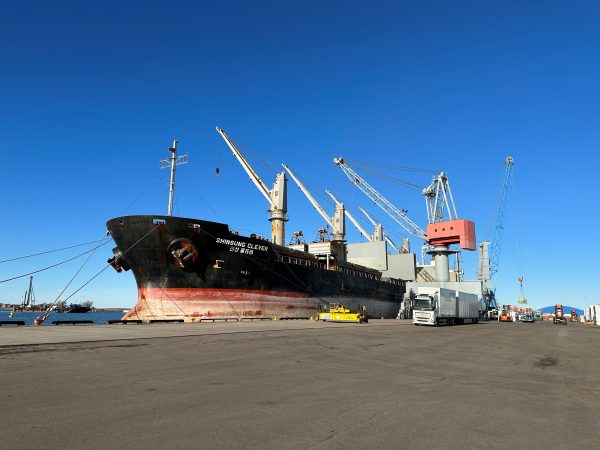 Det var en fin vinterdag den 21 februari 2023 när Shinsung Clever lade ut med virke från Tvärskog för resan över Atlanten.