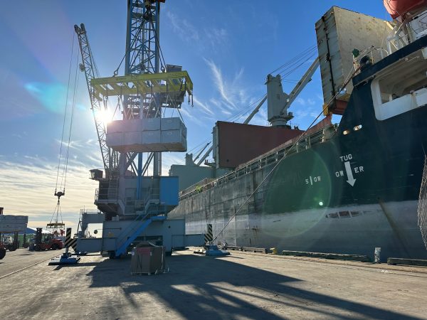 Fartyget Shinsung Clever lade ut med 350 kubikmeter konstruktionsvirke från Varbergs hamn.