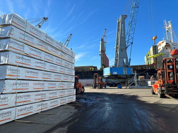 Virke från Tvärskog Timber AB fraktas till USA i en historisk första skeppning.